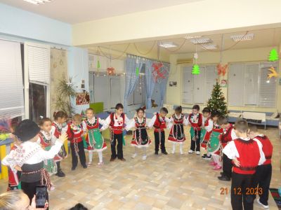 гр."Звездичка" - Бъдни вечер - 21.12.2023г. - ДГ с яг. Осми март - Съединение