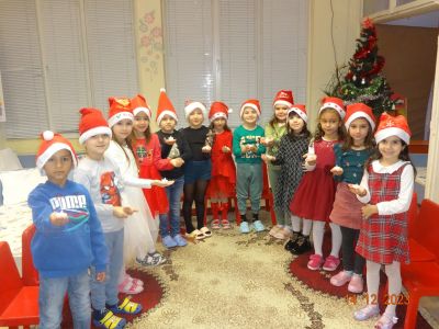 гр."Червената шапчица" - Коледна работилничка-14.12.2023г. - ДГ с яг. Осми март - Съединение